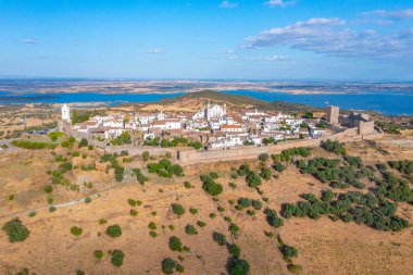 Portekiz 'in Monsaraz kasabasının hava manzarası.