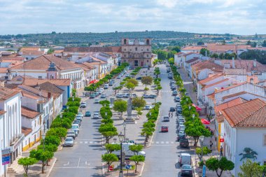 Praca de Republica, Portekiz, Vila Vicosa 'daki Sao Bartolomeu kilisesine gidiyor..