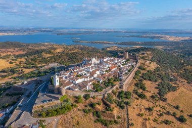 Portekiz 'in Monsaraz kasabasının hava manzarası.