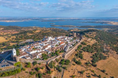Portekiz 'in Monsaraz kasabasının hava manzarası.