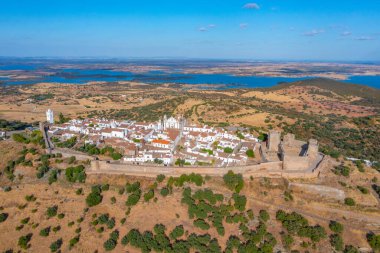 Portekiz 'in Monsaraz kasabasının hava manzarası.