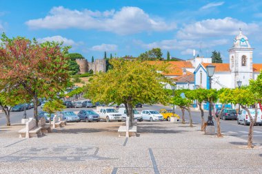 Praca de Republica, Vila Vicosa, Portekiz 'deki Mercy kilisesine öncülük ediyor..