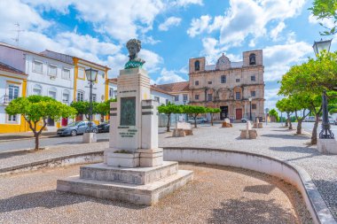 Praca de Republica, Portekiz, Vila Vicosa 'daki Sao Bartolomeu kilisesine gidiyor..