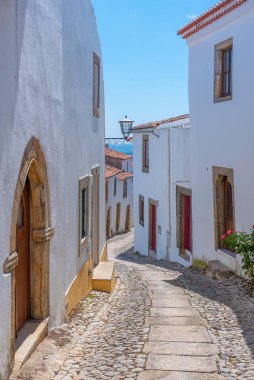 Portekiz 'in Marvao köyündeki eski kasabada dar bir sokak..