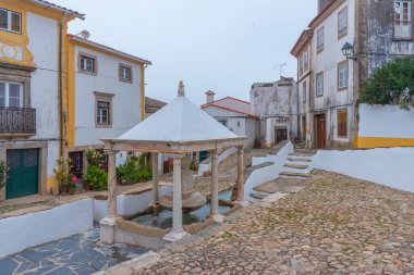 Portekiz 'in Castelo de Vide kasabasındaki Fonte da vila pınarı.