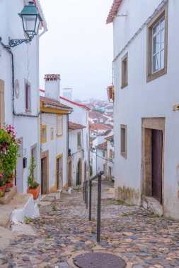 Portekiz 'in Castelo de Vide köyündeki eski kasabada dar bir sokak..