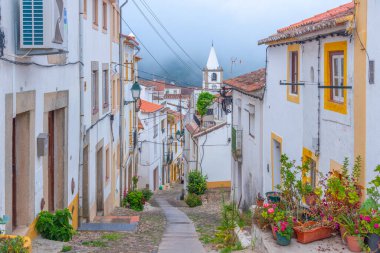 Portekiz 'in Castelo de Vide köyündeki eski kasabada dar bir sokak..
