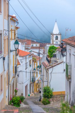 Portekiz 'in Castelo de Vide köyündeki eski kasabada dar bir sokak..