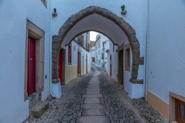 Portekiz 'in Marvao köyündeki eski kasabada dar bir sokak..