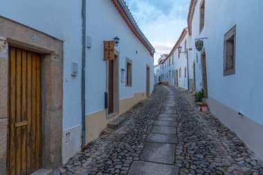Portekiz 'in Castelo de Vide köyündeki eski kasabada dar bir sokak..