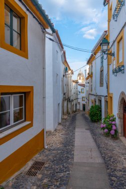 Portekiz 'in Castelo de Vide köyündeki eski kasabada dar bir sokak..