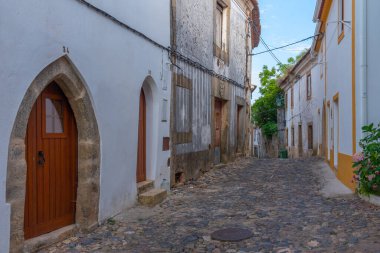 Portekiz 'in Castelo de Vide köyündeki eski kasabada dar bir sokak..
