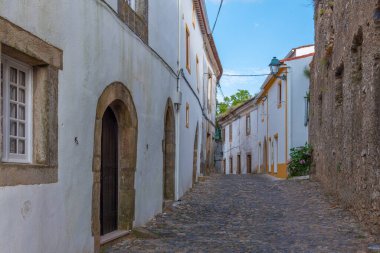 Portekiz 'in Castelo de Vide köyündeki eski kasabada dar bir sokak..