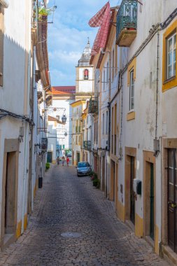 Portekiz 'in Castelo de Vide köyündeki eski kasabada dar bir sokak..