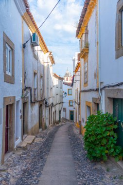 Portekiz 'in Castelo de Vide köyündeki eski kasabada dar bir sokak..
