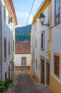 Portekiz 'in Castelo de Vide köyündeki eski kasabada dar bir sokak..