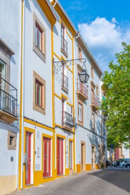 Portekiz 'in Castelo de Vide köyündeki eski kasabada dar bir sokak..