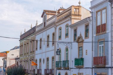 Portekiz 'in Castelo de Vide köyündeki eski kasabada dar bir sokak..