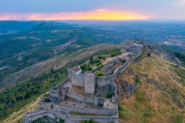 Portekiz 'in Marvao kentinin günbatımı manzarası.