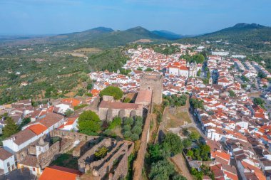 Portekiz 'in Castelo de Vide kasabasının hava manzarası.