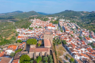 Portekiz 'in Castelo de Vide kasabasının hava manzarası.