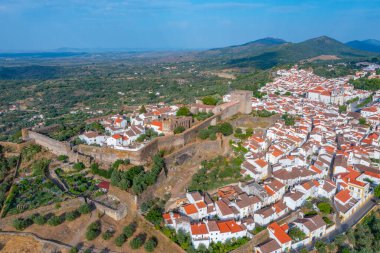 Portekiz 'in Castelo de Vide kasabasının hava manzarası.