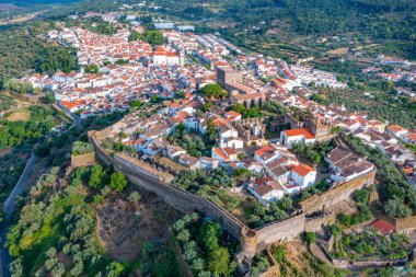 Portekiz 'in Castelo de Vide kasabasının hava manzarası.