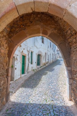 Portekiz 'in Estremoz kasabasındaki Dar Sokak.