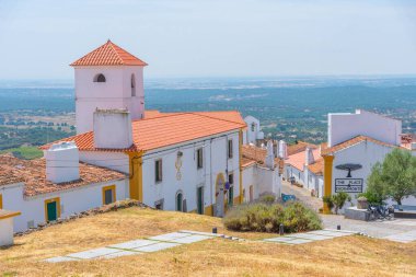 Portekiz 'in Evoramonte köyündeki Dar Sokak.