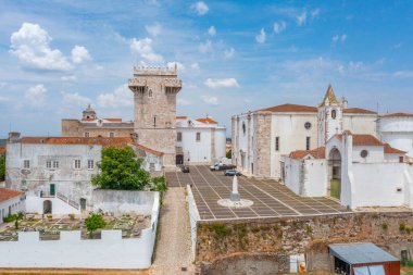 Portekiz 'in eski Estremoz kasabasının havadan görünüşü.