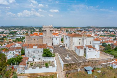 Portekiz 'in eski Estremoz kasabasının havadan görünüşü.
