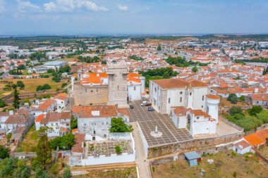 Portekiz 'in eski Estremoz kasabasının havadan görünüşü.