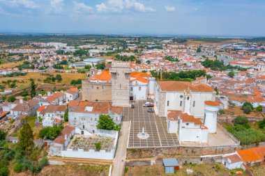 Portekiz 'in eski Estremoz kasabasının havadan görünüşü.