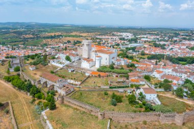 Portekiz 'in eski Estremoz kasabasının havadan görünüşü.