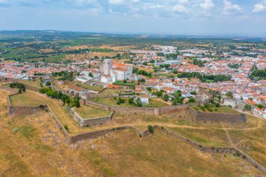 Portekiz 'in eski Estremoz kasabasının havadan görünüşü.
