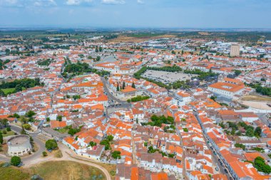 Portekiz 'in eski Estremoz kasabasının havadan görünüşü.