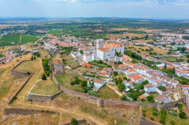 Portekiz 'in eski Estremoz kasabasının havadan görünüşü.