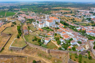 Portekiz 'in eski Estremoz kasabasının havadan görünüşü.