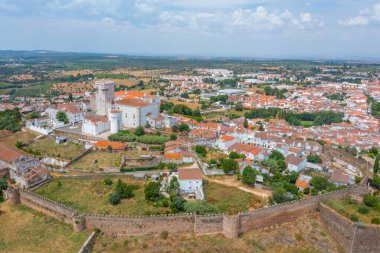 Portekiz 'in eski Estremoz kasabasının havadan görünüşü.