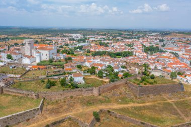 Portekiz 'in eski Estremoz kasabasının havadan görünüşü.
