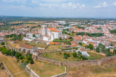 Portekiz 'in eski Estremoz kasabasının havadan görünüşü.