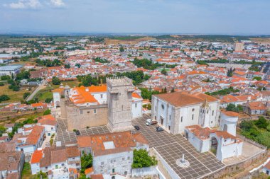 Portekiz 'in eski Estremoz kasabasının havadan görünüşü.