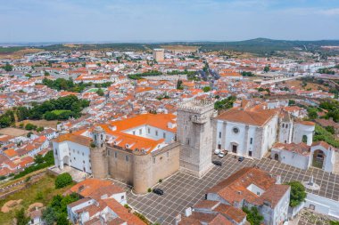 Portekiz 'in eski Estremoz kasabasının havadan görünüşü.