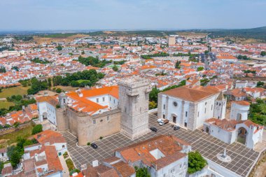 Portekiz 'in eski Estremoz kasabasının havadan görünüşü.