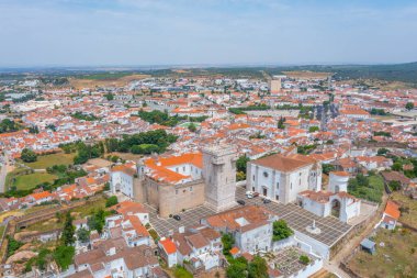 Portekiz 'in eski Estremoz kasabasının havadan görünüşü.