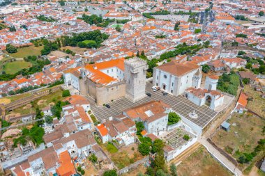Portekiz 'in eski Estremoz kasabasının havadan görünüşü.