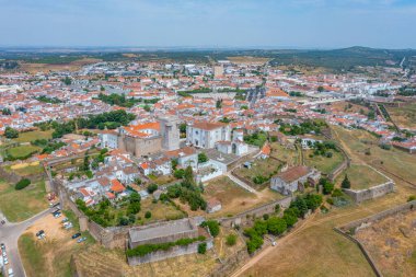 Portekiz 'in eski Estremoz kasabasının havadan görünüşü.