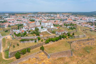 Portekiz 'in eski Estremoz kasabasının havadan görünüşü.