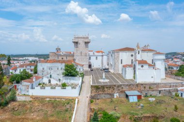 Portekiz 'in eski Estremoz kasabasının havadan görünüşü.