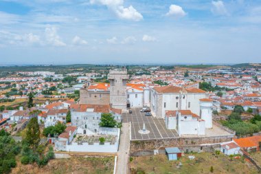 Portekiz 'in eski Estremoz kasabasının havadan görünüşü.